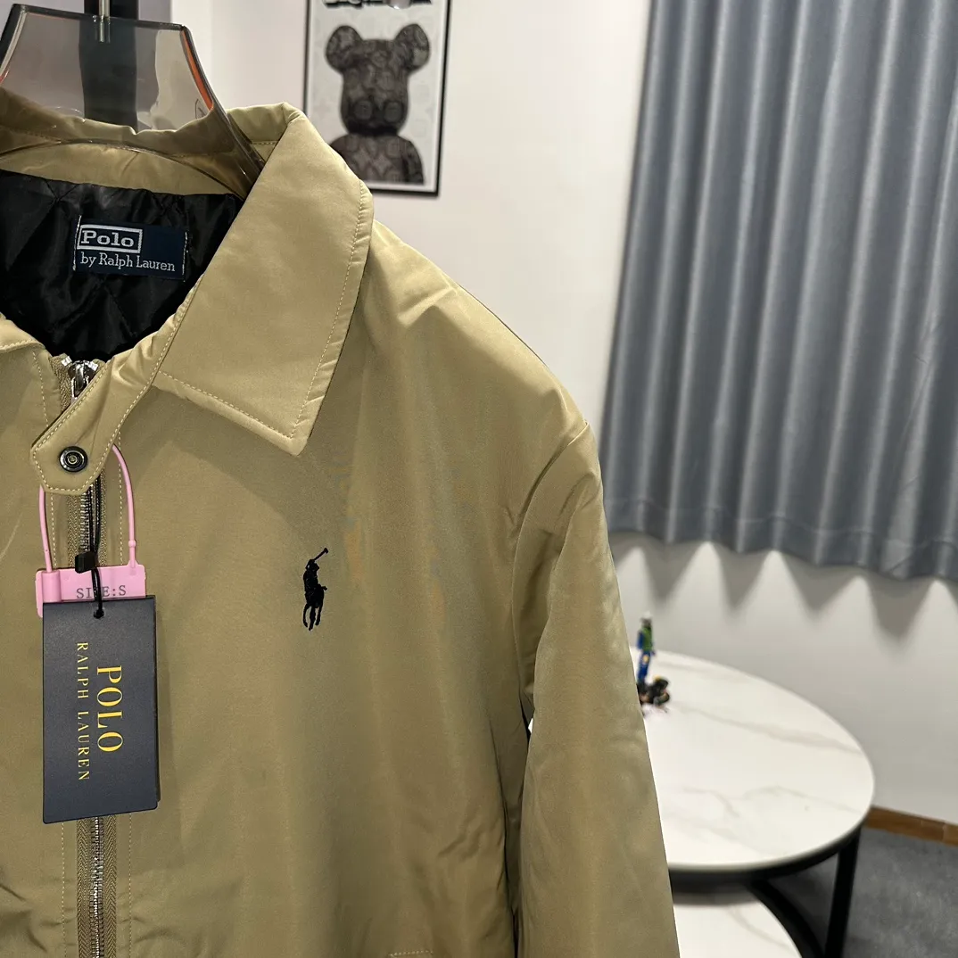 P370 #R44 Ralph Lauren veteran Harrington lapel jacket cotton winter old money style cotton jacket, same style for men and women. Classic fit design, retro windproof cotton jacket, button collar, embroidered pony logo on the chest, elastic cuffs elastic band hem collar zipper windproof design perfect fusion of casual style and street trend elements, very suitable for neutral wear. The fabric texture of cotton clothing is very good and comfortable to wear. It is a very versatile and trendy winter item. Developed from the original version, 100% pure cotton fabric and exquisite embroidery, buy with confidence, retro will never go out of style!  Color Black Navy Khaki Size: S M L